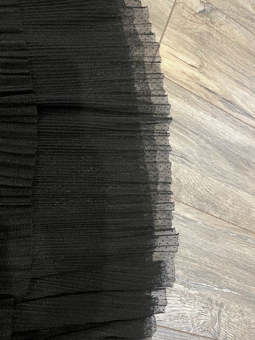 Черен костюм с камъни и пера