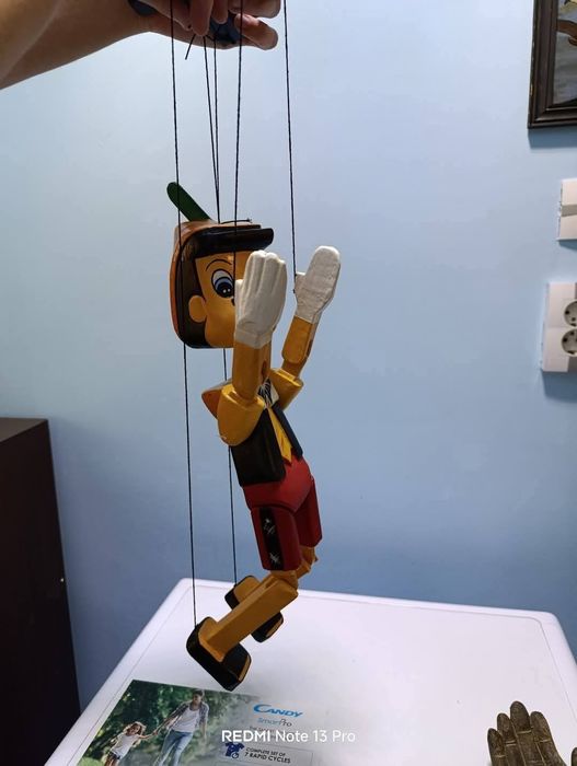 Дървен Пинокио на конци