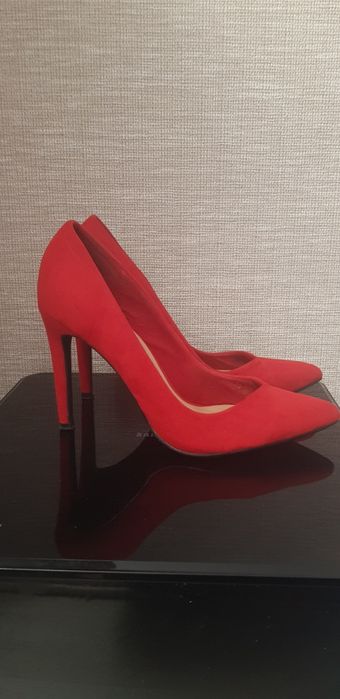 Туфли лодочки красного цвета