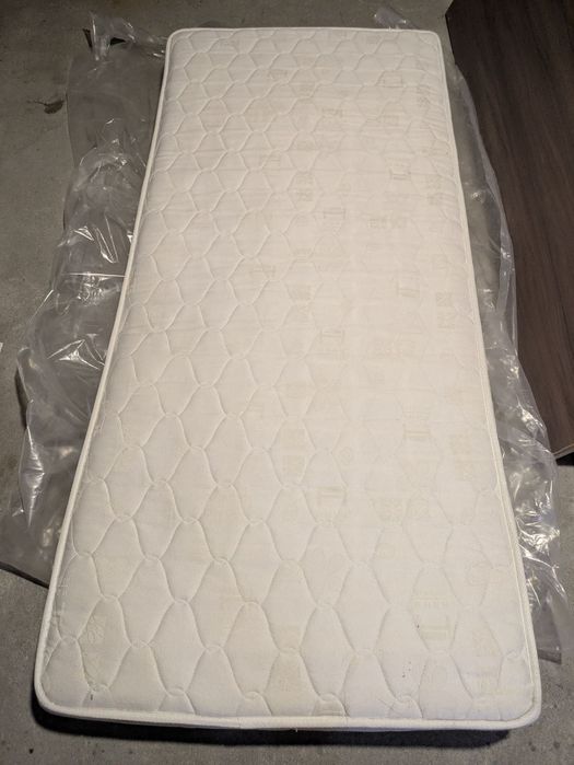 Продавам матрак 2 бр.