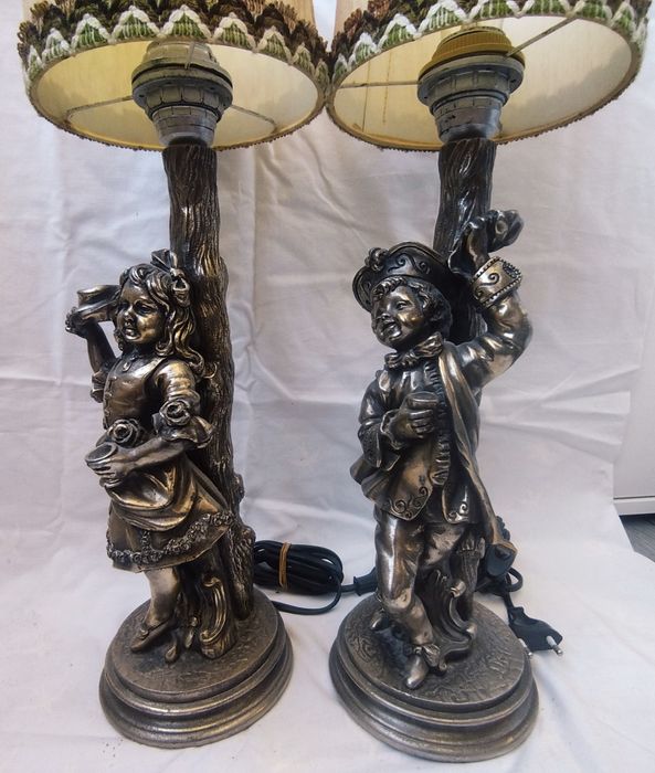 Veioze vechi, deosebite din rășină, pentru colectionari.