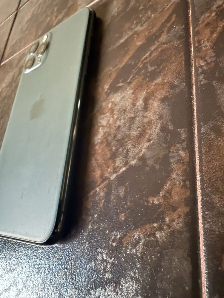 iPhone 11 pro - заключен с iCloud.