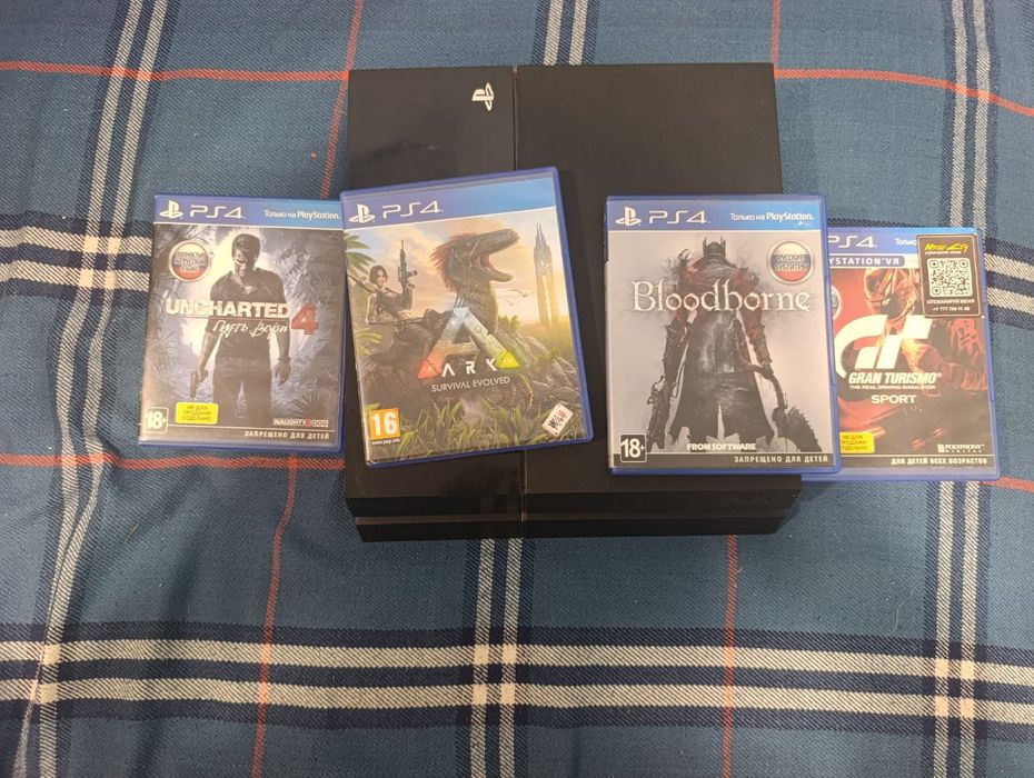 PS4 500GB + 4 диска (Bloodborne, Uncharted 4, ARK, Just Cause 4)