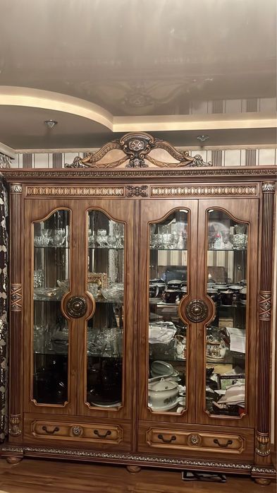 Продам мебель в гостинную шкаф , горка , стенка