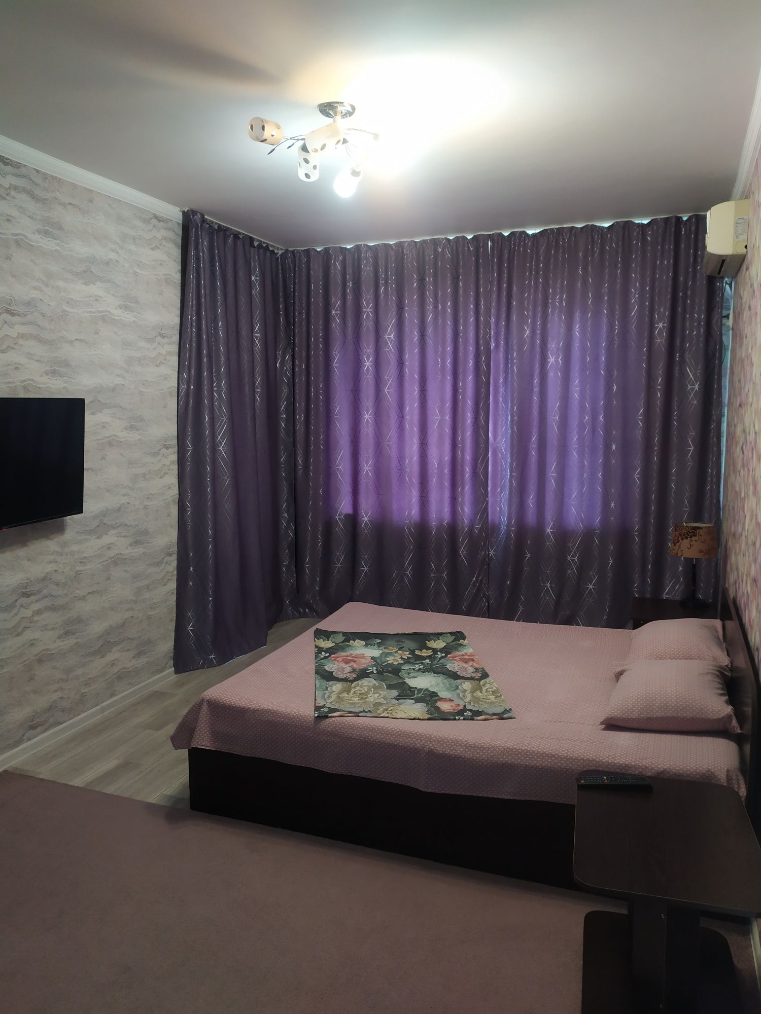 Сдаётся по часам 1-кв, 9мкр,14 дом, 1 этаж.