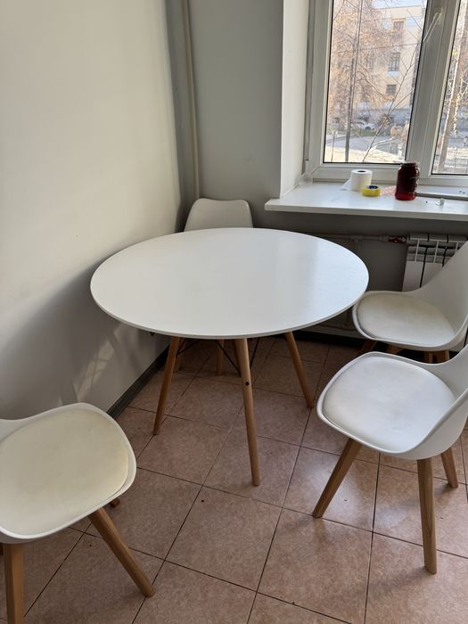 Стол со стульями