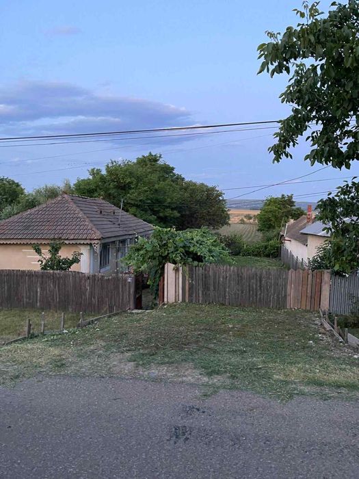 Vand casa la strada principala in comuna Berezeni