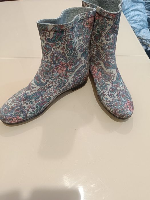 Резиновые полусапожки.