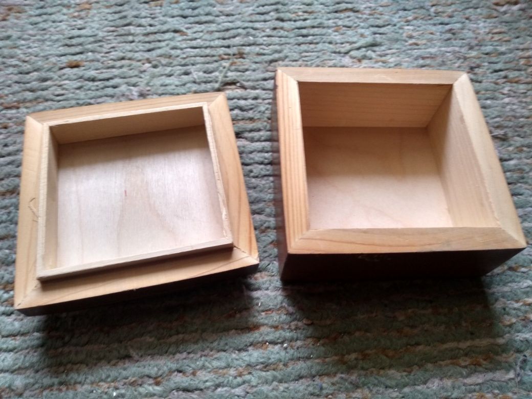 Две дървени гравирани кутии