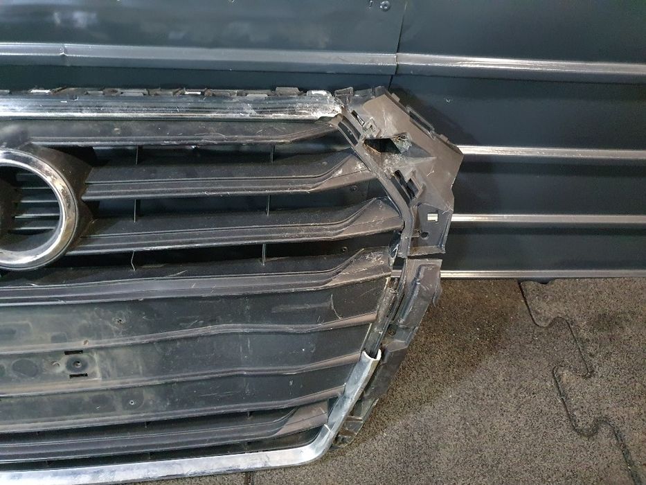 Grila cu semn AUDI A4 V Avant 8W5, B9 2015 - > 8W0853651BM