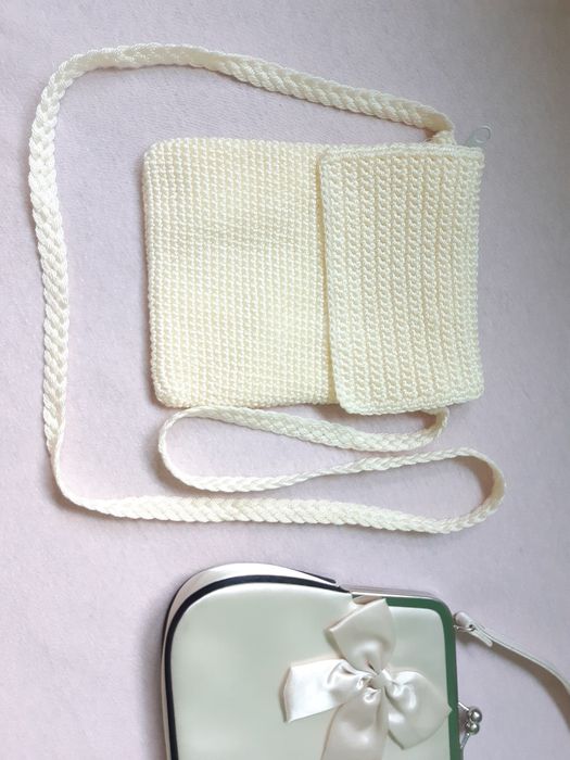 Нови мини дамски чанти в кремав цвят.