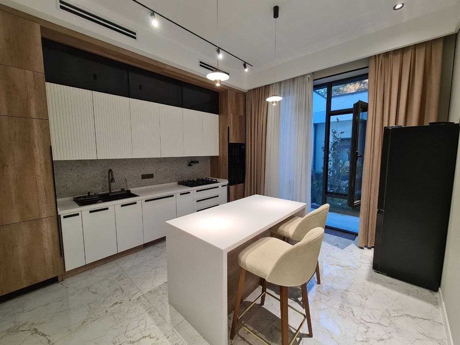 Амир-Тимур Хайтек с мебелью