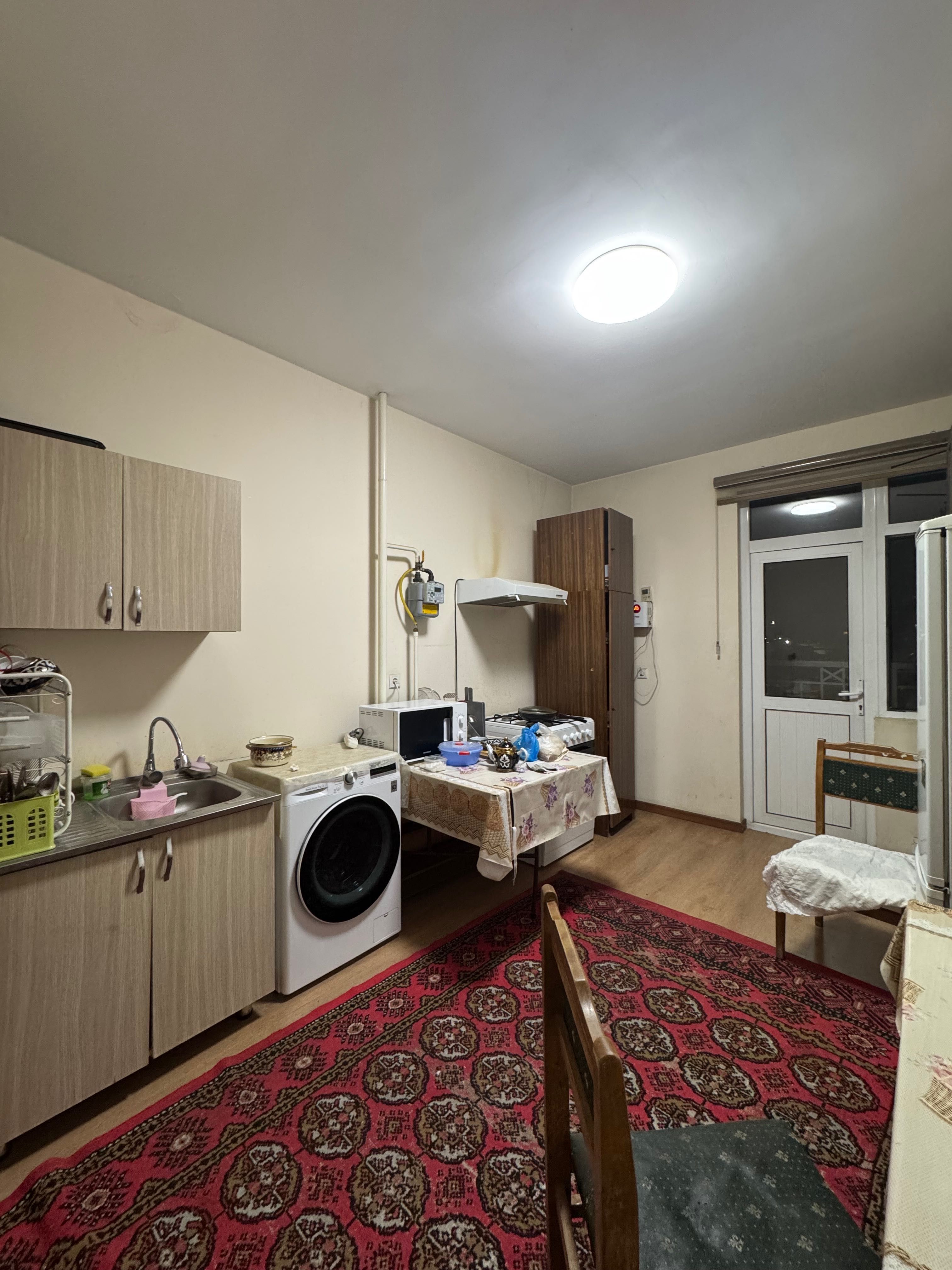 Sheriklikka qizlar bilan turishga bitta qiz kerak
