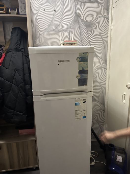 Работает хорошо белый цвет двухкамерный