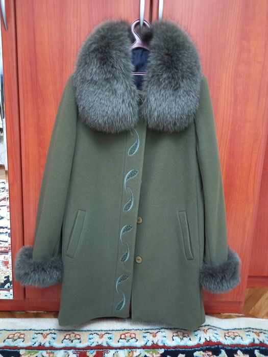 Продаётся зимнее полупальто с мехом.
