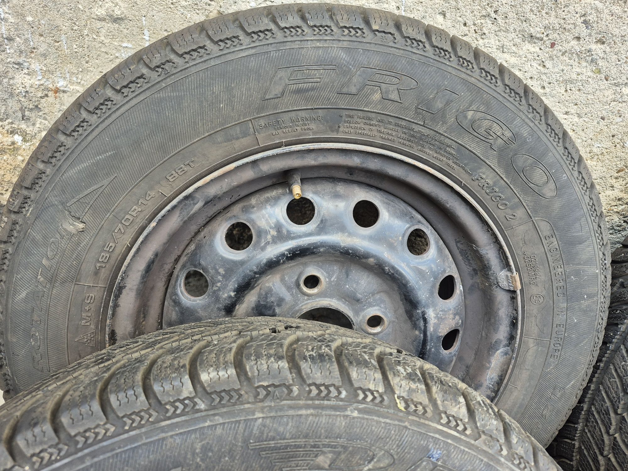 Продавам 5 броя зимни гуми с джанти 185/70 R14 – Debica Frigo