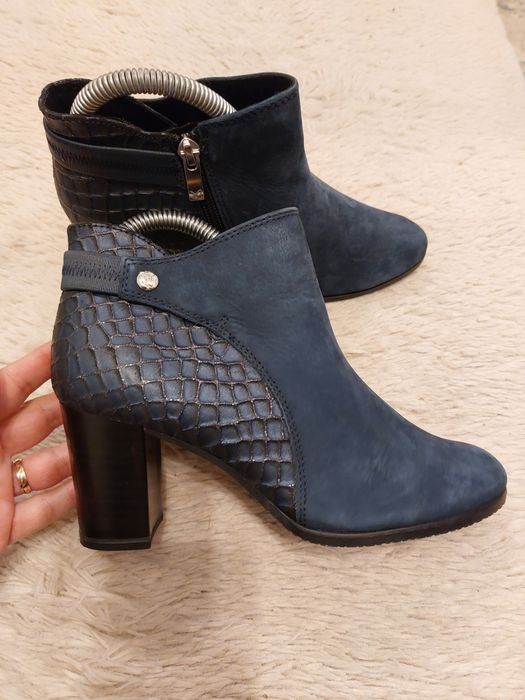 Ghete/botine Caprice marime 37. Noi.