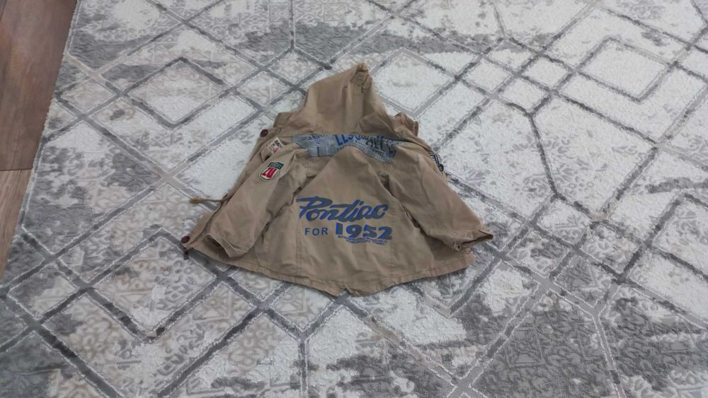 Детские кроссовки и куртка