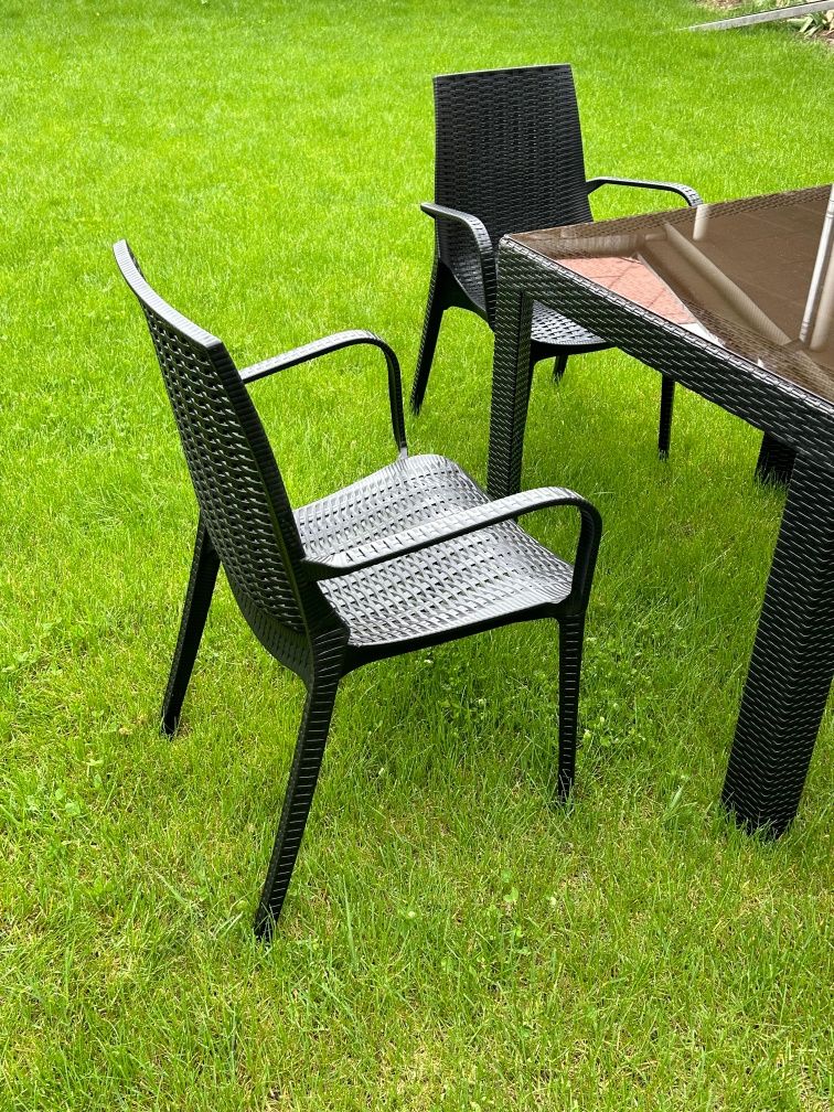 Прадаются качественные столы со стульями для дачии кафе.