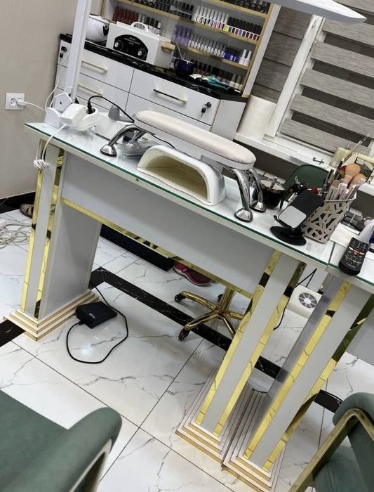 Маникюрный стол