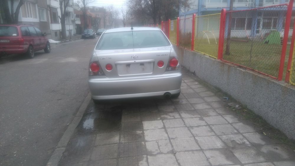 Lexus is 200 на части