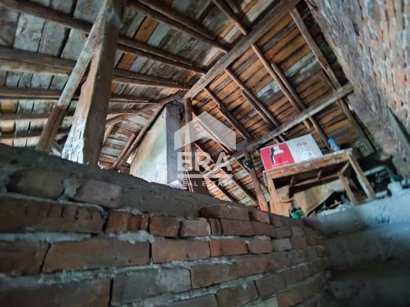 Страхотна триетажна къща