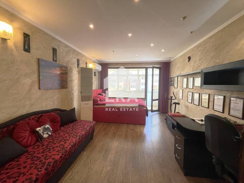 Продава се Тристаен апартамент в Варна, Левски - 90 кв.м за 1989 €/кв.м - Снимка #1