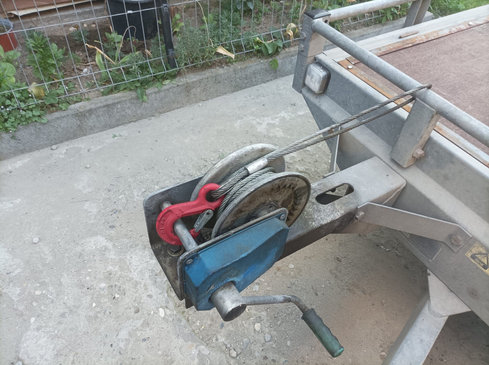 Vând platformă auto Saris 2700 kg