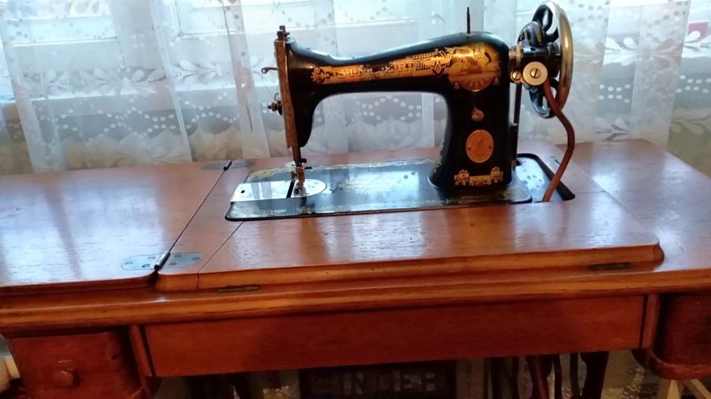 Vând masina de cusut Singer stare foarte foarte buna