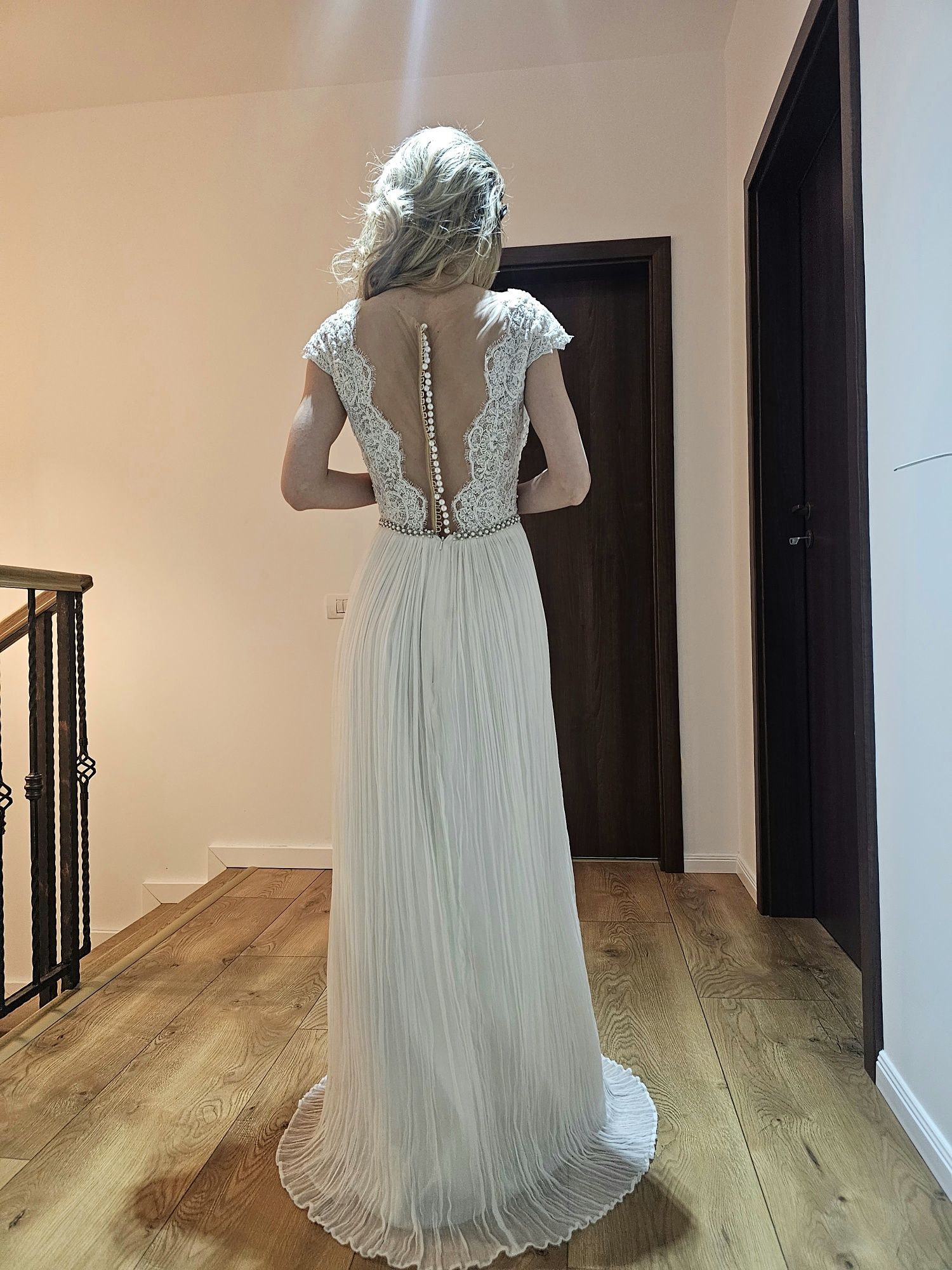 Rochie de mireasă – Model „Eléna”

Descriere generală:
O rochie de mir