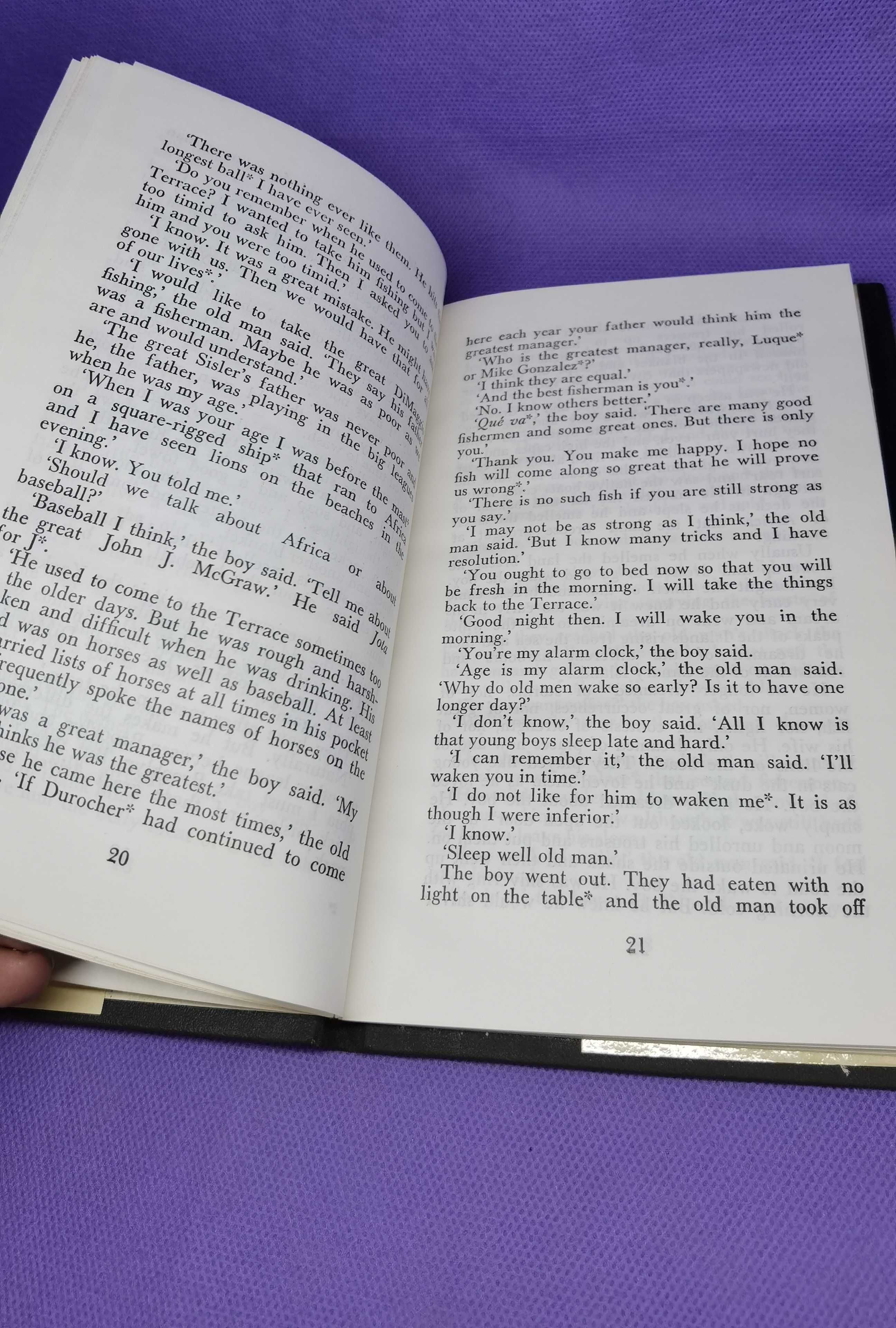 Книга " Старият мъж и морето" на Ърнест Хемингуей английски