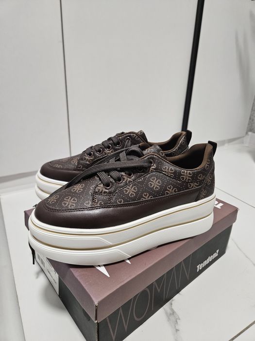 Кожени обувки с връзки