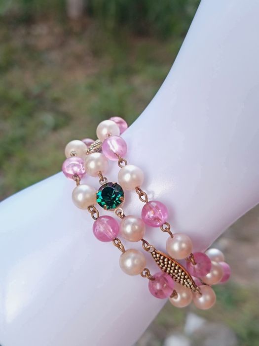 Veche bratara din perle false, margele roz si piatra verde