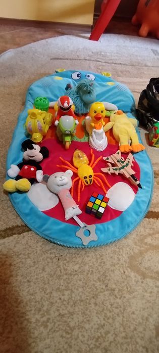 Кукли,плюшени играчки, активна  музикална гимнастика за бебе