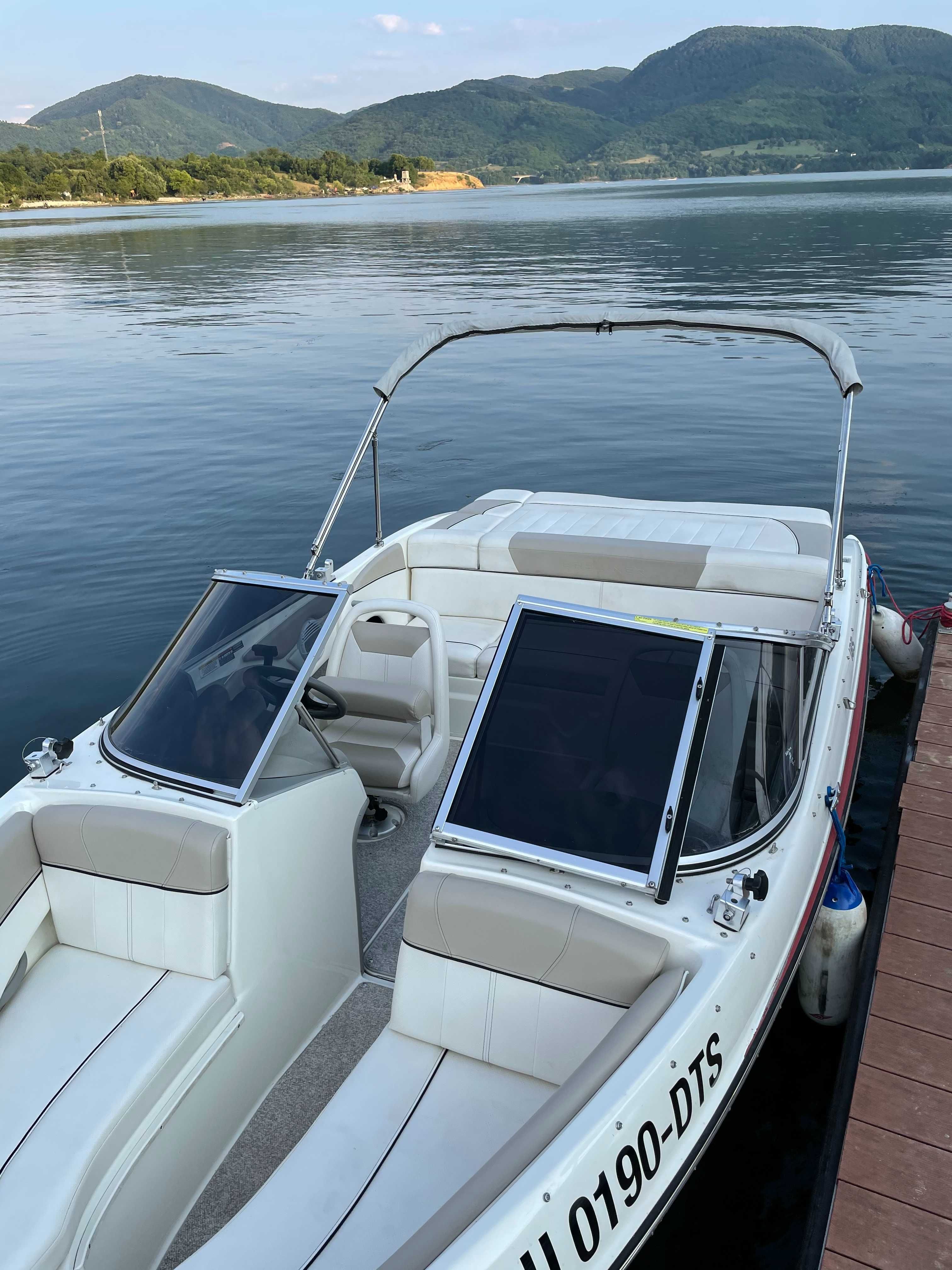 Vand barca Bayliner 185 cu motor defect