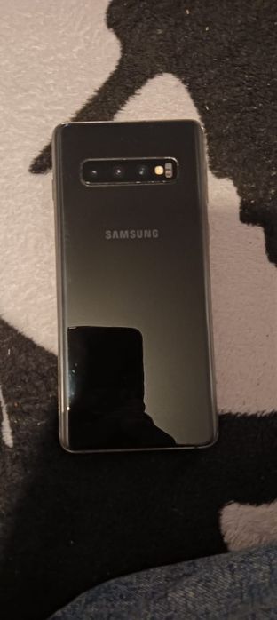 Vând samsung s10 spart puțin într-un colt