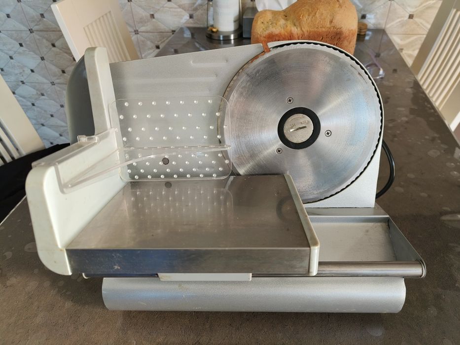 Feliator pâine și mezeluri