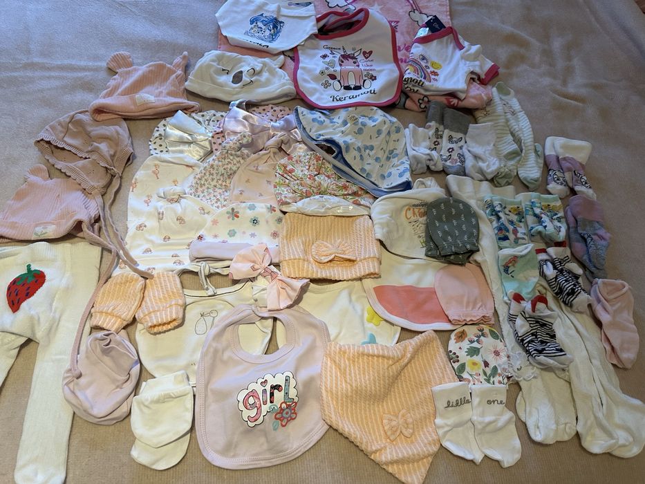 Лот лигавници, чорапки, ръкавички, пончо, шапки за новородено