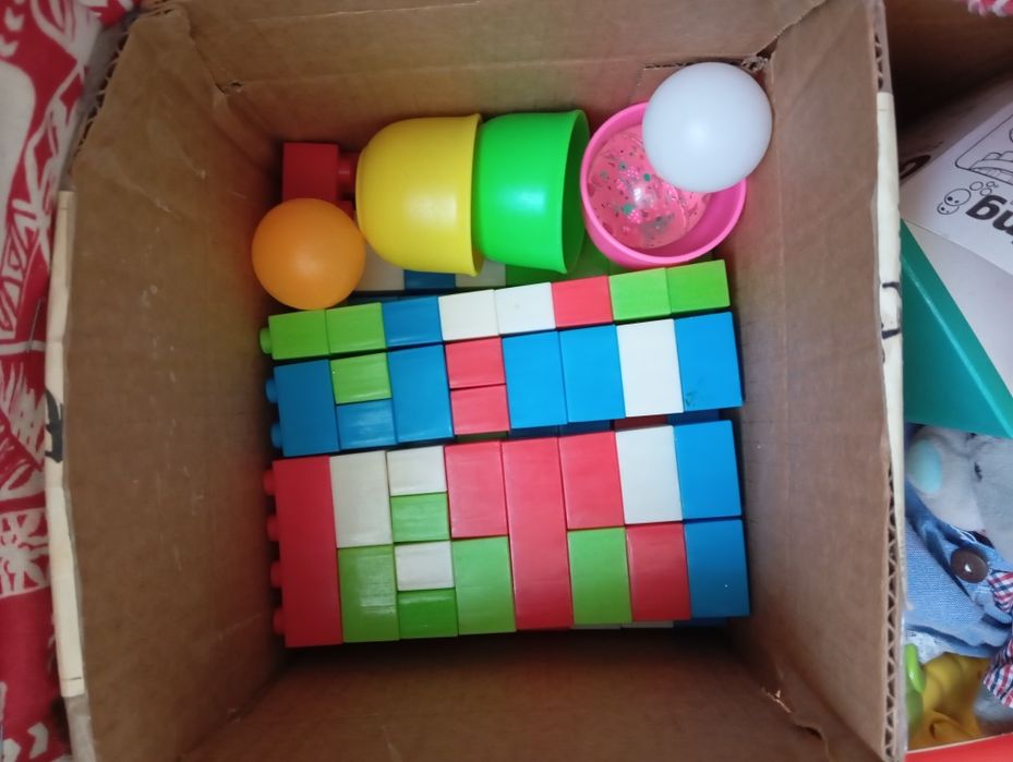 Продам столик Лего с пуфиком