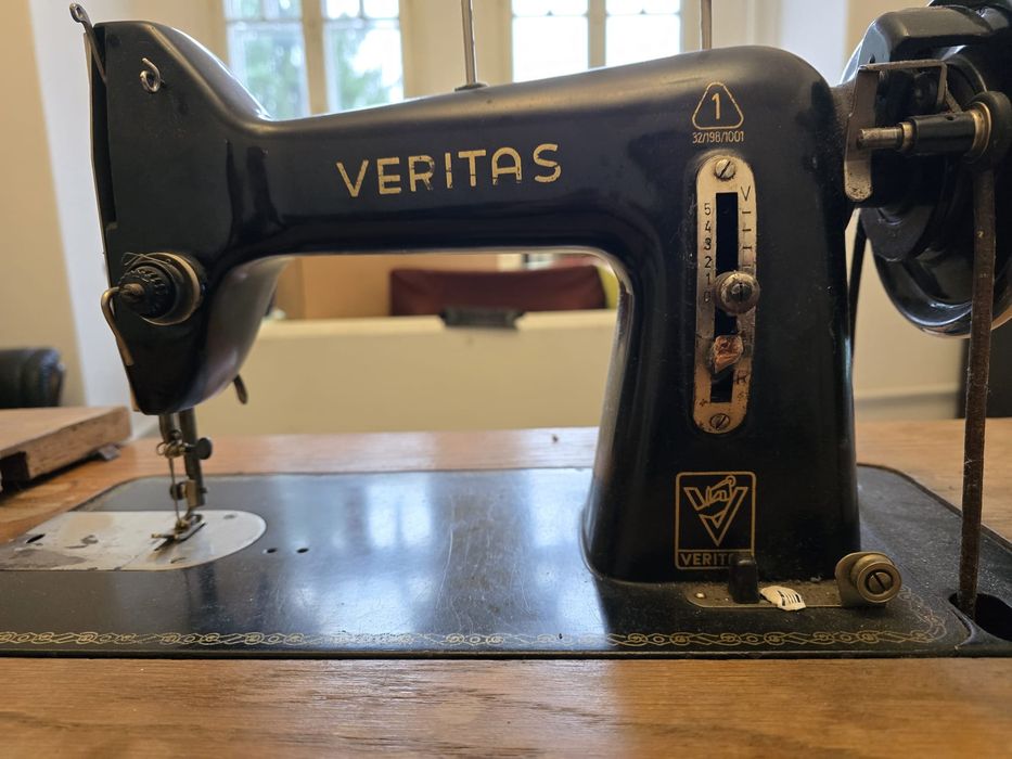 Mașină de cusut Veritas
