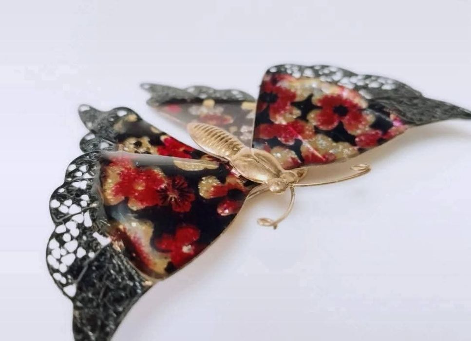 Brosa vintage fluture filigran cu email și flori roz