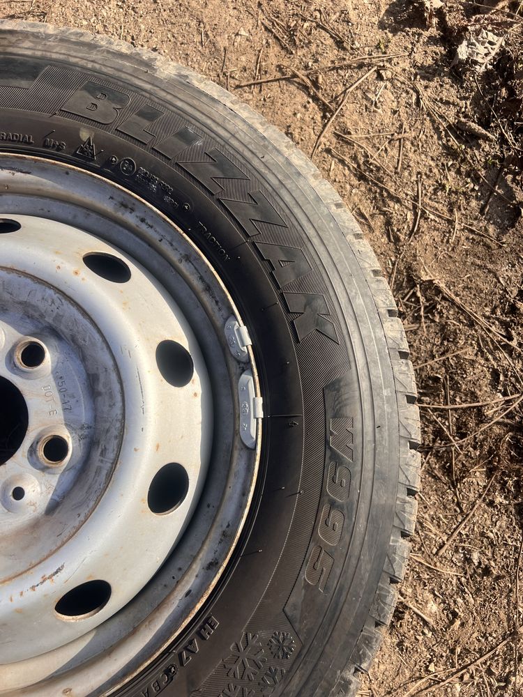 Гума 235/65/16 ц за бус Bridgestone blizzak w995