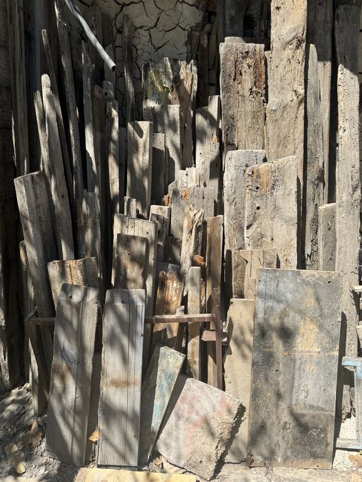 Дрова, доски, виноградник