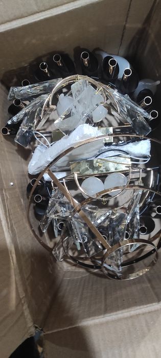 Продам люстру новая.