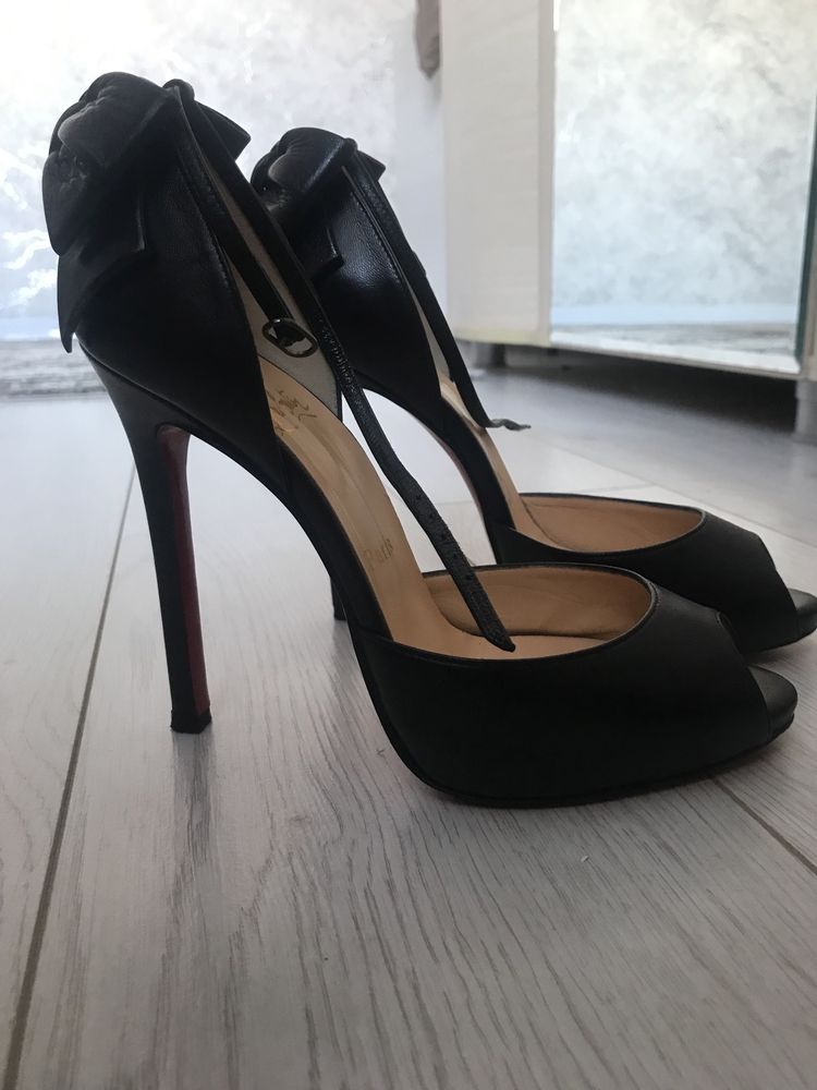 Срочно срочно Продам туфли louboutin