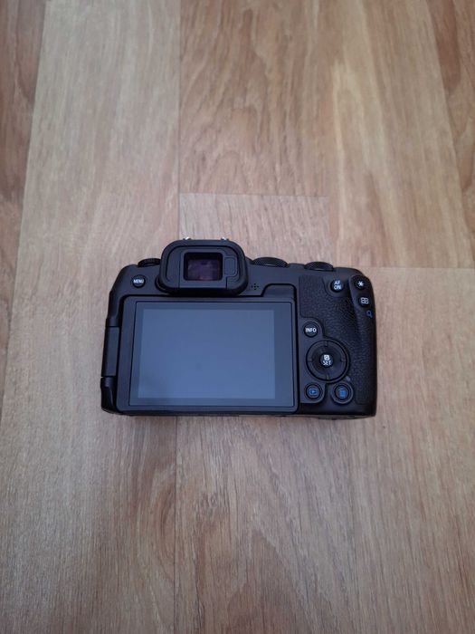 Canon R8 + Battery grip