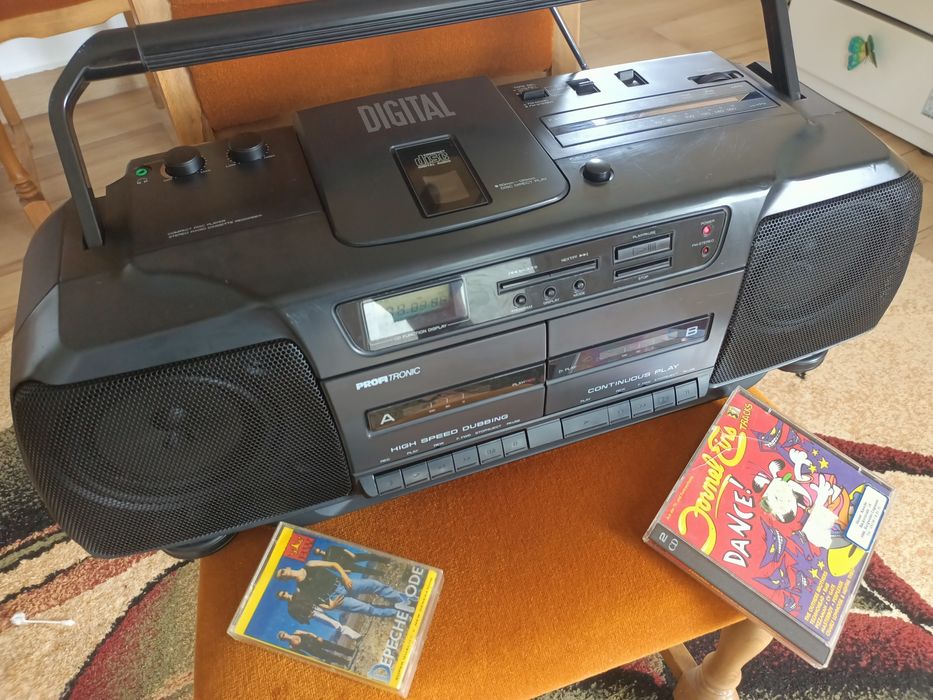 Radio casetofon cu CD