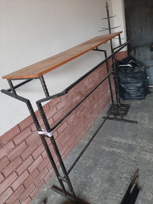 Vând rafturi,stalaje pentru haine