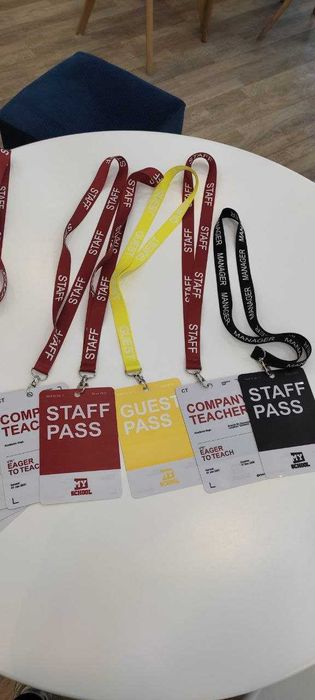 Бейджики и ланьярды с вашим логотипом.