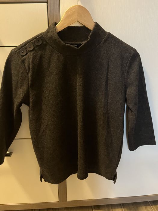 Нежна блуза в сив цвят с 7/8 ръкав на марката Rezerved